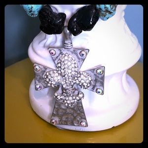 Gorgeous chunky cross necklace!